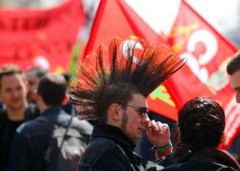 Estudiantes y trabajadores ferroviarios marchan en una protesta en París el viernes, 13 de abril. Foto: Francois Mori / AP.