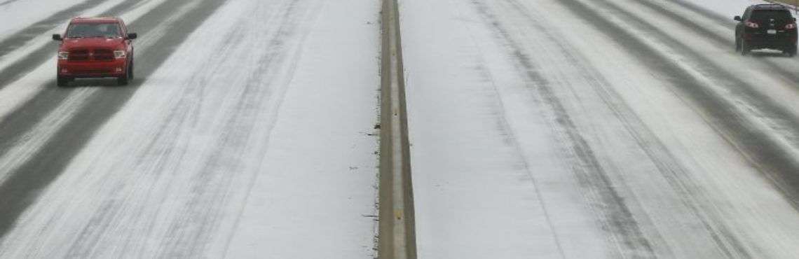 Algunos vehículos circulan por la autopista Kansas Turnpike entre Lawrence y Topeka, Kansas. Foto: Chris Neal/The Topeka Capital-Journal vía AP.