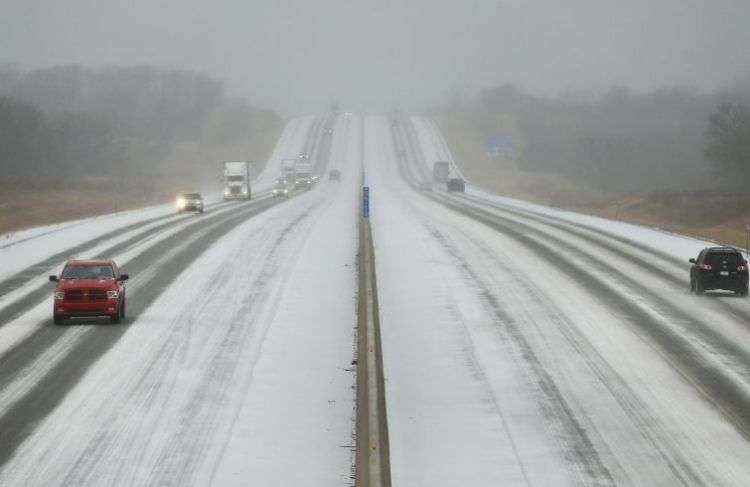 Algunos vehículos circulan por la autopista Kansas Turnpike entre Lawrence y Topeka, Kansas. Foto: Chris Neal/The Topeka Capital-Journal vía AP.