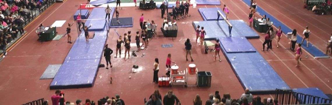 El equipo femenino de gimnasia de la Universidad Estatal de Michigan participa en competencias en East Lansing, enero de 2018. Foto: Larry Lage / AP.