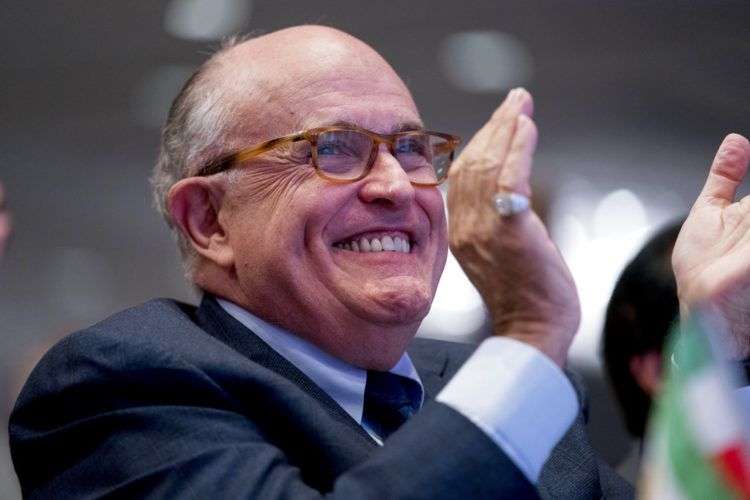 Rudy Giuliani durante un acto relacionado con Irán en Washington el sábado 5 de mayo del 2018. Se dice que Donald Trump, molesto con las metidas de pata de su nuevo abogado, está considerando la posibilidad de pedirle que deje de dar entrevistas a diestra y siniestra. Foto: Andrew Harnik/ AP.