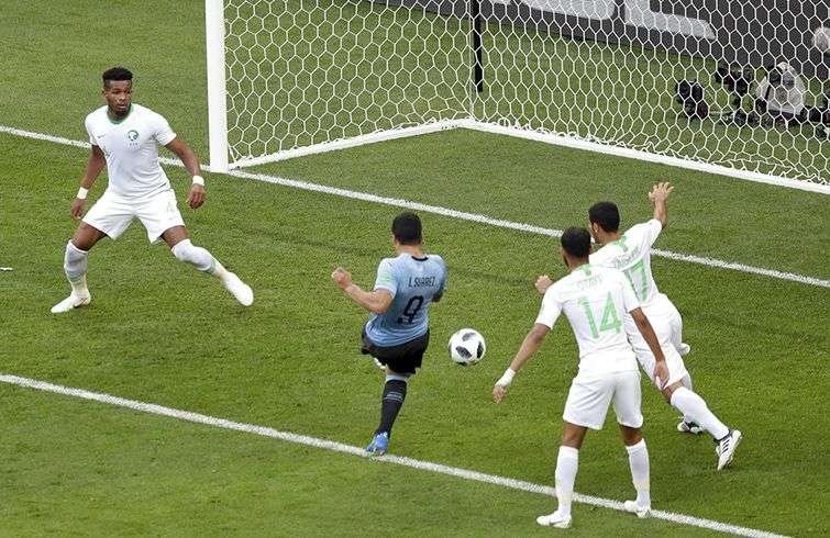 El uruguayo Luis Suárez anota el gol de la victoria sobre Arabia Saudí en un partido del Mundial, este miércoles 20 de junio de 2018, en Rostov del Don, Rusia. Foto: Themba Hadebe / AP.