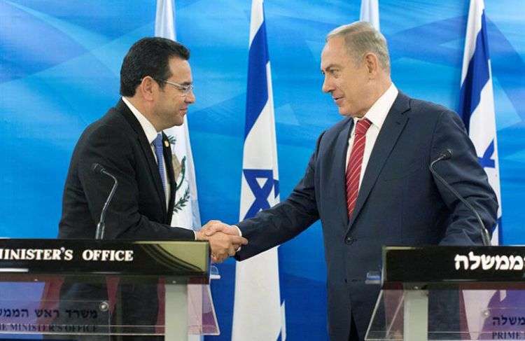 El presidente de Guatemala Jimmy Morales (i) saluda al primer ministro de Israel Benjamín Netanyahu. Foto: EFE.