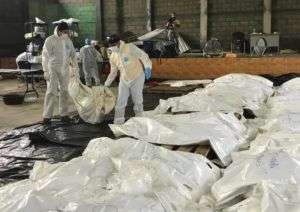 Una morgue improvisada en un depósito en Escuintla, Guatemala. Foto: Sonia Pérez / AP.