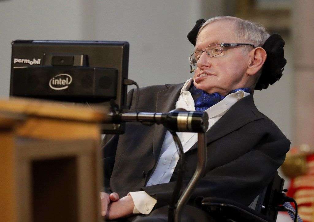 El profesor británico Stephen Hawking ofrece un discurso al recibir el premio Honorary Freedom de la City de Londres durante una ceremonia en el Guildhall de la Ciudad de Londres, marzo de 2017. Foto: Matt Dunham / AP.