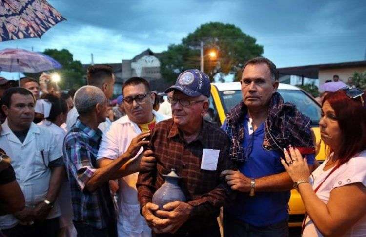 Los restos de las víctimas han sido honrados por familiaries, allegados y amigos. Esta foto fue tomada en Velasco, Holguín, el 23 de mayo pasado. Foto: Alejandro Ernesto/EFE.