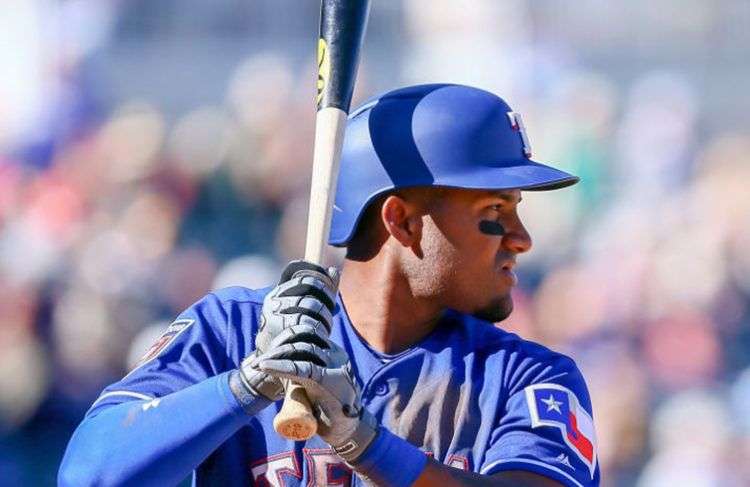 El cubano Andy Ibañez en los entrenamientos de primavera de las Grandes Ligas con los Rangers de Texas. Foto: Adam Bow / Icon Sportswire.