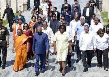 Ram Nath Kovind, presidente de la República de la India, junto a Beatriz Johnson vicepresidenta del Consejo de Estado de la República de Cuba, y presidenta de la Asamblea Provincial del Poder Popular de Santiago de Cuba, visitan el Corredor Patrimonial del cementerio Santa Ifigenia. Foto: Miguel Rubiera Jústiz / ACN.