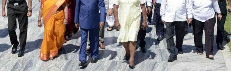 Ram Nath Kovind, presidente de la República de la India, junto a Beatriz Johnson vicepresidenta del Consejo de Estado de la República de Cuba, y presidenta de la Asamblea Provincial del Poder Popular de Santiago de Cuba, visitan el Corredor Patrimonial del cementerio Santa Ifigenia. Foto: Miguel Rubiera Jústiz / ACN.