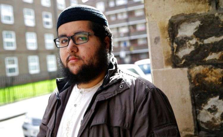 Un hombre que solo se identificó como Farooq, fuera de una clínica en Londres. Farooq dijo que esa polémica entrega de datos podría poner nerviosos a los migrantes necesitados de atención médica. Foto: Alastair Grant / AP.