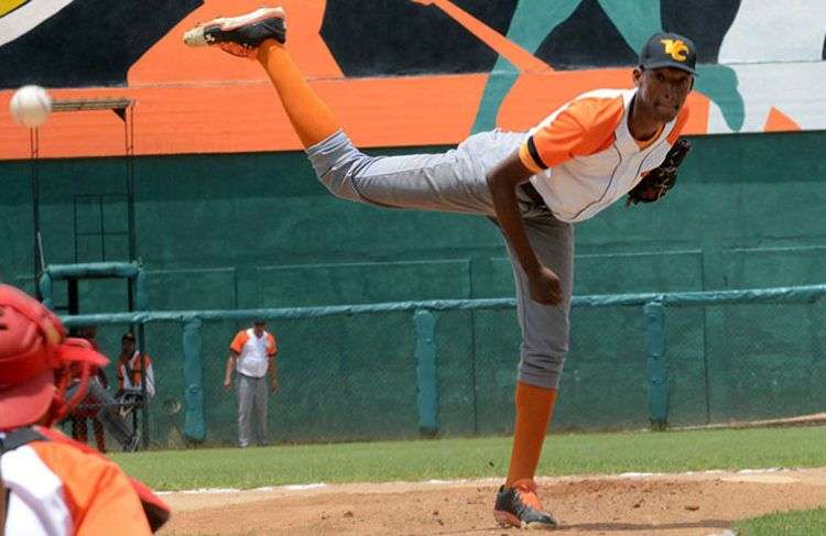 Javier Mirabal, una de las figuras más prometedoras del pitcheo cubano, no vestirá los colores de Villa Clara en el torneo sub-23. Foto: Vanguardia.