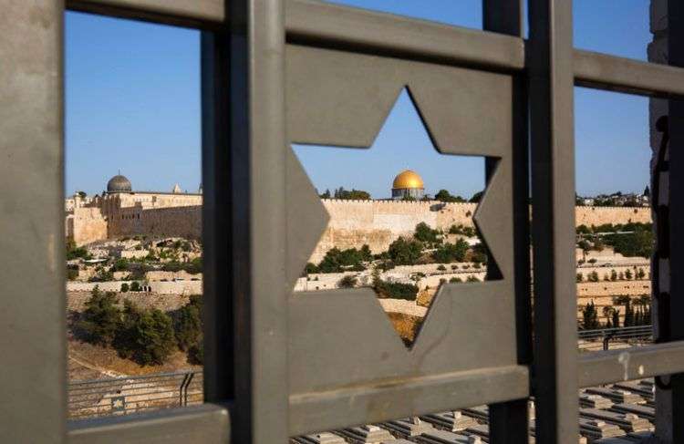 La Ciudad Vieja de Jerusalén vista a través de una ventana con forma de la estrella de David. Foto: Oded Balilty / AP.