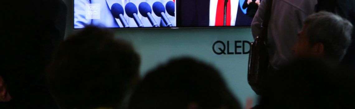 Espectadores observan una pantalla de televisión con imágenes de archivo del presidente Donald Trump y Kim Jong Un, durante un noticiero, en la estación de tren de Seúl, Corea del Sur. Foto: Ahn Young-joon / AP.