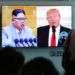 Espectadores observan una pantalla de televisión con imágenes de archivo del presidente Donald Trump y Kim Jong Un, durante un noticiero, en la estación de tren de Seúl, Corea del Sur. Foto: Ahn Young-joon / AP.