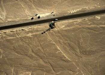 Conductor de un camión estropea las enigmáticas líneas Nazca en Perú. Foto: Clarín.