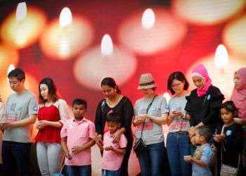 Familiares de los pasajeros del vuelo MH370 de Malaysia Airlines guardan un momento de silencio durante un homenaje en Kuala Lumpur, el 3 de marzo de 2018. El acto conmemora el cuarto aniversario de la desaparición del avión el 8 de marzo de 2014. Foto: Vincent Thian / AP.