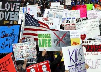 Manifestantes llevan pancartas en favor de leyes de control de armas de fuego en una marcha en la Avenina Pensilvania, en Washington, el sábado, 24 de marzo del 2018. Foto: Alex Brandon/AP.