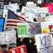 Manifestantes llevan pancartas en favor de leyes de control de armas de fuego en una marcha en la Avenina Pensilvania, en Washington, el sábado, 24 de marzo del 2018. Foto: Alex Brandon/AP.