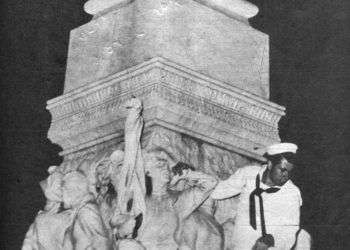 Uno de los marines estadounidenses que profanaron la estatua de Martí en el Parque Central de La Habana, en marzo de 1949. Foto: Bohemia.