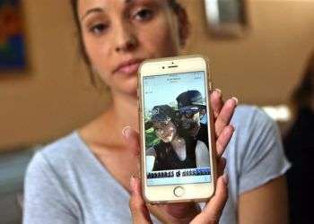 Maylín Díaz Almaguer muestra una foto de su hermana Maylén, de 19 años, sobreviviente del desastre aéreo, el 20 de mayo de 2018 en el hospital Calixto Carcía de La Habana. Foto: Alejandro Ernesto / EFE.