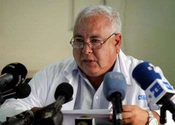 El director del Instituto de Medicina Legal, Sergio Rabell, ofrece una rueda de prensa sobre las víctimas del accidente aéreo del pasado viernes, hoy, lunes 21 de mayo de 2018, en La Habana. Foto: Ernesto Mastrascusa / EFE.