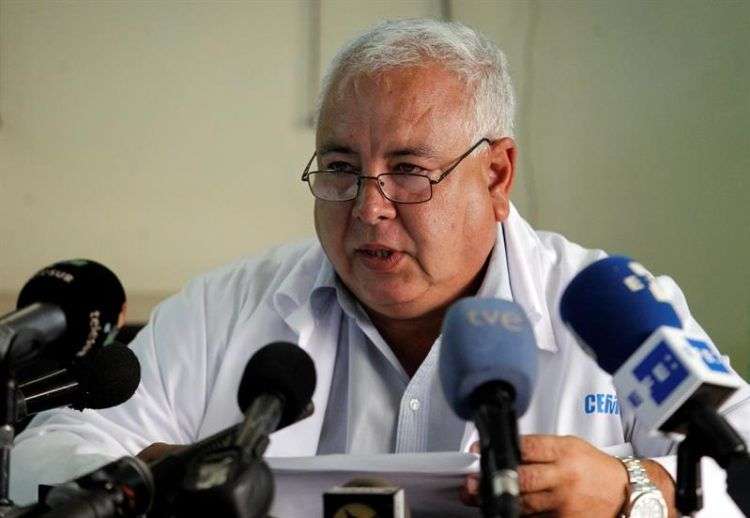 El director del Instituto de Medicina Legal, Sergio Rabell, ofrece una rueda de prensa sobre las víctimas del accidente aéreo del pasado viernes, hoy, lunes 21 de mayo de 2018, en La Habana. Foto: Ernesto Mastrascusa / EFE.