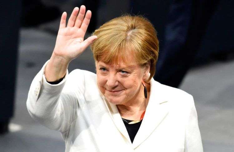 Angela Merkel saluda tras su elección para un cuarto mandato como canciller en el Bundestag, el Parlamento alemán, en Berlín, Alemania, este 14 de marzo de 2018. Foto: Gregor Fischer / DPA vía AP.