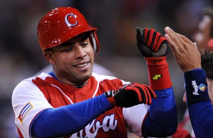 Michel Enríquez, el Súper 12 de la pelota cubana. Foto: spokeo.