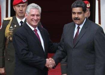 Miguel Díaz-Canel se encuentra con su homólogo venezolano Nicolás Maduro durante su visita oficial a Venezuela. Foto: Miguel Gutiérrez/EFE.