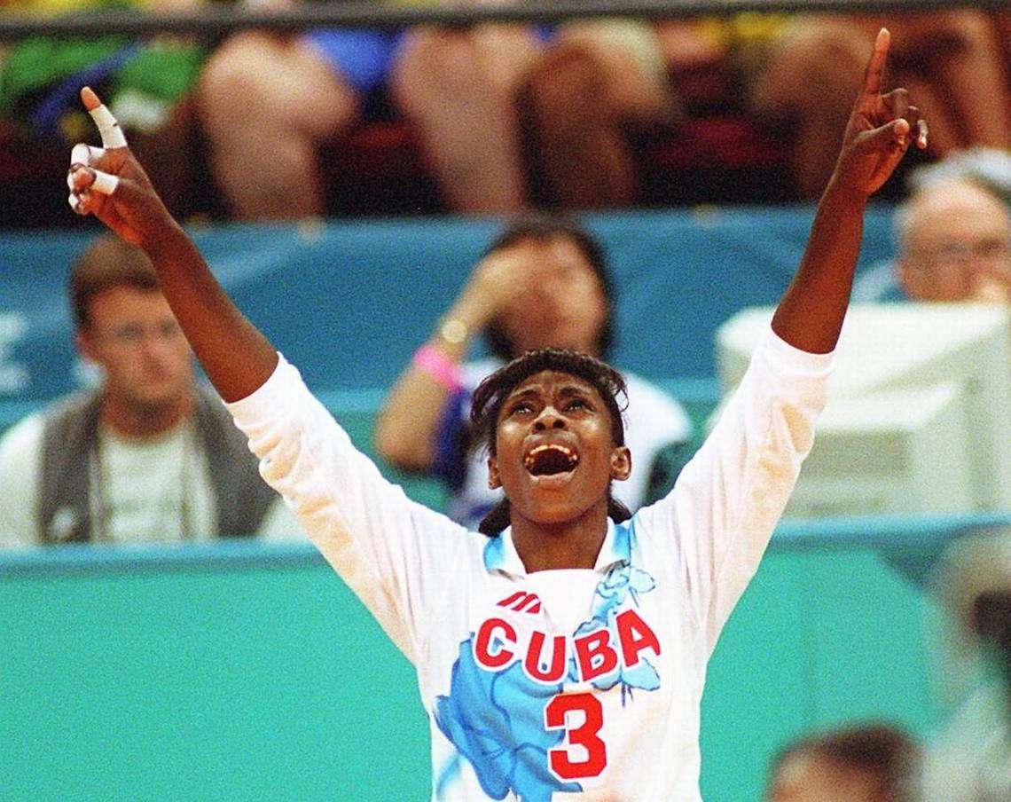 Mireya Luis con el uniforme cubano. Foto: Deporcuba.