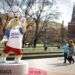 Una réplica de la mascota del Mundial, Zabivaka, se exhibe en la plaza Manezhnaya de Moscú. Foto:Alexander Zemlianichenko/AP.