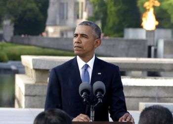 El ex presidente Barack Obama llega a dar un discurso en París, el 2 de diciembre de 2017. Foto: Thibault Camus / AP.