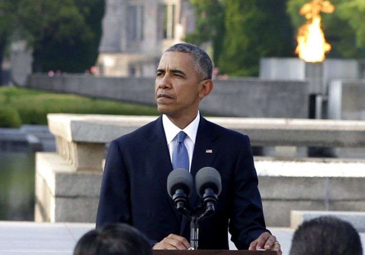 El ex presidente Barack Obama llega a dar un discurso en París, el 2 de diciembre de 2017. Foto: Thibault Camus / AP.