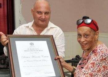 Omara Portuondo recibe el Título de Doctor Honoris Causa en la Universidad de las Artes. Foto: Juventud Rebelde.