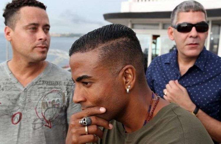 Fotografía del 22 de junio de 2016 de los integrantes del grupo de hip hop cubano Orishas, Yotuel Romero (c), Roldán González (d) e Hiram Riverí (i), durante una entrevista con Efe el en La Habana. Foto: Alejandro Ernesto / EFE.