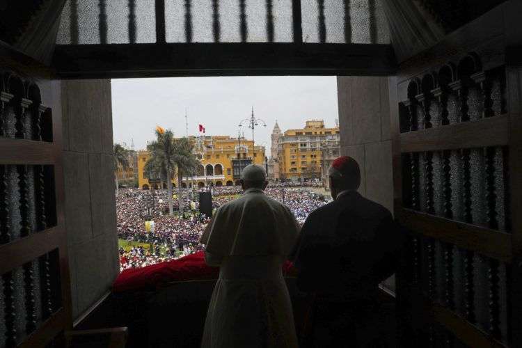 El papa Francisco revisa la guardia de honor durante la ceremonia de bienvenida en el Palacio Presidencial de Kadriorg, Estonia, el martes 25 de septiembre de 2018. Foto: Andrew Medichini/AP.