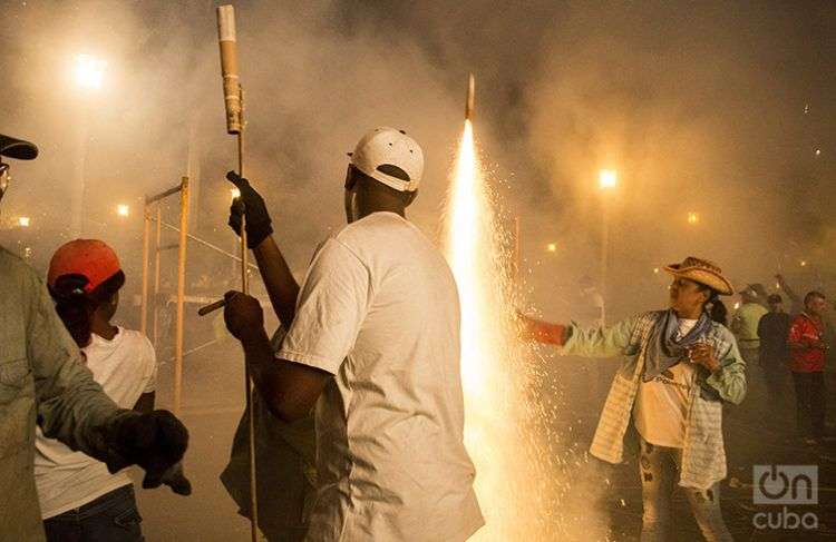 Fuegos artificiales en las Parrandas de Remedios. Foto: Yariel Valdés.