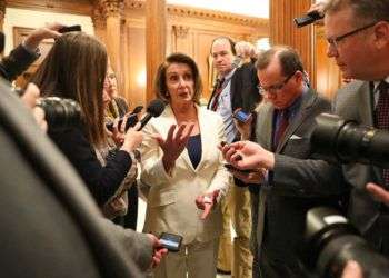 La líder de la minoría demócrata en la Cámara de Representantes, Nancy Pelosi, habla con la prensa después de un maratónico discurso este miércoles en el que se opuso a un acuerdo presupuestario que olvide a los "dreamers". Foto: Pablo Martinez Monsivais / AP.