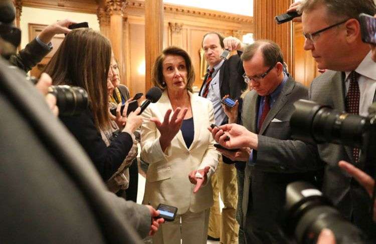 La líder de la minoría demócrata en la Cámara de Representantes, Nancy Pelosi, habla con la prensa después de un maratónico discurso este miércoles en el que se opuso a un acuerdo presupuestario que olvide a los "dreamers". Foto: Pablo Martinez Monsivais / AP.