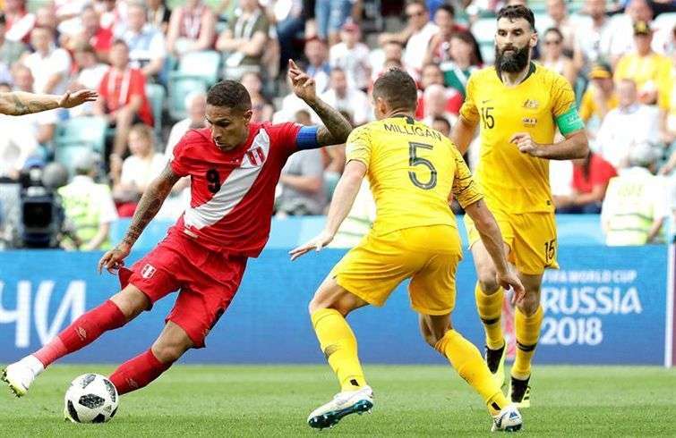 El delantero peruano Paolo Guerrero (i) y el centrocampista australiano Mark Milligan durante el partido Australia-Perú, de este 26 de junio de 2018 en Sochi, Rusia. Foto: Sebastião Moreira / EFE.