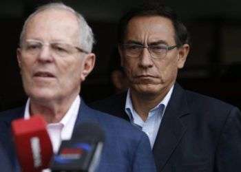 Tras la dimisión de Kuczynski (izq) asumirá la presidencia de Perú el primer vicepresidente Martín Vizcarra. Foto: trome.pe.