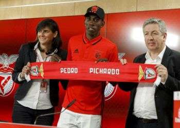 El triplista cubano Pedro Pablo Pichardo (centro) al fichar por el club portugués Benfica en abril de 2017. Foto: @InformGlorious / Twitter.