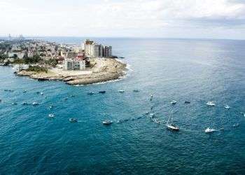 Performance del proyecto Tercer Paraíso, frente al Malecón de La Habana, casualmente un día antes de que los presidentes de Cuba y EEUU anunciaron el restablecimiento de relaciones bilaterales.