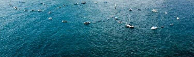 Performance del proyecto Tercer Paraíso, frente al Malecón de La Habana, casualmente un día antes de que los presidentes de Cuba y EEUU anunciaron el restablecimiento de relaciones bilaterales.