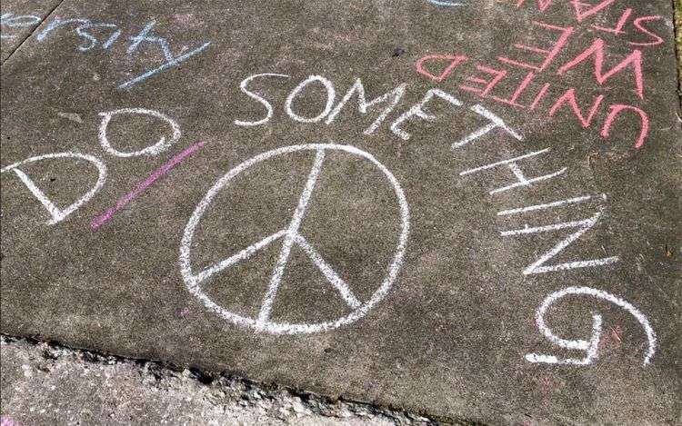 Dibujos hechos por alumnos de la secundaria Plant, en la acera que conduce a su escuela en Tampa, Florida. "Hagan algo", dice la frase. "Además de oraciones y condolencias, se necesitan acciones y medidas", dijo la estudiante Catarina Sterlacci. Foto: James Borchuck / The Tampa Bay Times vía AP.