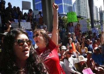 Helena Moreno, al centro, grita durante una protesta contra las armas de fuego efectuada en las escalinatas del tribunal federal del condado Broward en Fort Lauderdale, Florida, el sábado 17 de febrero de 2018. Foto: Brynn Anderson / AP.