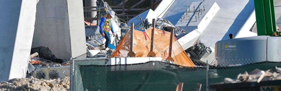 Equipos de rescate de Miam-Dade trabajan entre los escombros del puente de 950 toneladas que colapsó frente a la Universidad Internacional de Florida este 15 de marzo de 2018, en Miami. Foto: Michael Laughlin / South Florida Sun-Sentinel vía AP.