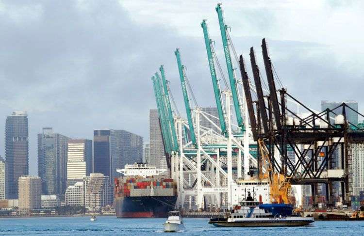 Un buque de carga en el puerto de Miami a inicios de febrero del 2018. Foto: Lynne Sladky / AP.