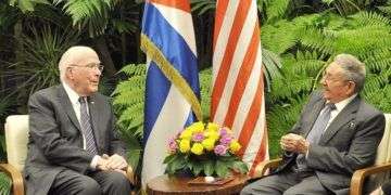 El senador Patrick Leahy (izquierda) fue recibido por Raúl Castro. Foto: Estudios Revolución.