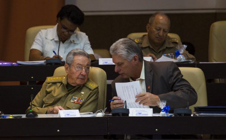 El presidente cubano Raúl Castro, a la izquierda, estrecha la mano del vicepresidente Miguel Díaz-Canel al cierre de la sesión legislativa en la Asamblea Nacional el 20 de diciembre de 2014. Foto: Ramón Espinosa / AP.